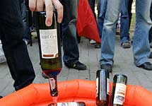 Грузинское вино выливают. Фото с сайта газеты ''Труд''