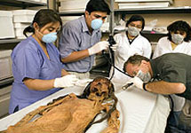 Археологи изучают мумию. Фото Национального географическое общества США с сайта BBC News