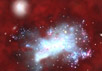 Так художник представляет себе скопление горячих голубых звезд ранней карликовой галактики, окруженной красноватыми водородными облаками. Иллюстрация CfA