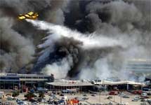  	 Пожар в аэропорту Стамбула. Фото AP