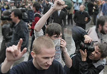 Национал-патриоты противостоят проведению гей-парада в Москве. Фото Д.Борко/Грани.Ру