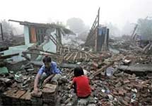 Ява. Люди на развалинах своего дома. Фото АР