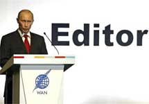 Владимир Путин выступает на Всемирном газетном конгрессе. Фото АР