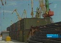 Контейнеры с "Advantage" в порту Феодосии, кадр Первого канала