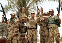 Иракские солдаты приветствуют новость о гибели Абу Мусаба аз-Заркави. Фото AP