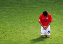 Корейский футболист по окончании матча. Фото АР