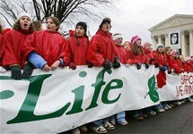 Демонстрация за запрет абортов у Верховного суда США. Фото с сайта yahooNews