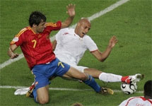 Рауль борется за мяч с Аладдином Яхией. Фото АР