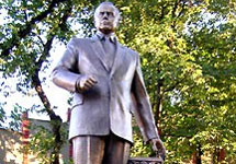 Памятник Гейдару Алиеву в Киеве. Фото с сайта www.rsnews.net