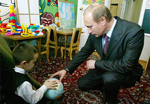 Путин в детском саду. Фото пресс-службы Кремля