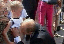 Владимир Путин целует мальчика в живот. Фото АР