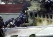 Спасатели и пожарные на обломках самолета А-310 в Иркутске. Фото АР