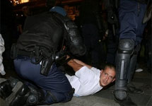 Парижская полиция задерживает фанатов. Фото АР