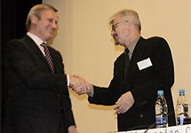 Михаил Касьянов и Эдуард Лимонов жмут руки. Фото Д.Борко/Грани.Ру