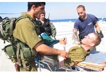 Раненый израильский солдат в Хайфе. Фото AFP