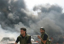 Ливанские пожарные тушат бензоколонку, в которую попал израильский снаряд.Фото АР