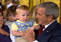 Джордж Буш на встрече с семьями, ''усыновившими эмбрионы''. Фото с сайта CNN