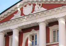 Фронтон здания в Черниговском переулке, где расположена редакция ''Русского вестника''