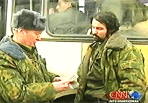 Генерал-полковник Баранов допрашивает Яндыева и отдает приказ расстрелять его. Кадр CNN с сайта srji.org