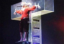 Мадонна на кресте. Фото с сайта dailymail.co.uk