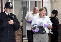 Британская полиция проводит аресты. Фото АР