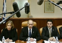 Эхуд Ольмерт ведет заседание кабинета министров Израиля. Фото АР
