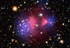 Скопления желтоватых галактик слева и справа (меньшего размера) проходят сквозь друг друга, забрав с собой свою темную материю (синий цвет - условно, конечно). Однако их газовые облака (красный) остаются, "сдираются". Изображение с сайта New Scientist