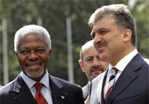 Кофи Аннан и глава турецкого МИДа Абдулла Гуль. Фото АР