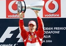 Михаэль Шумахер празднует победу. Фото АР