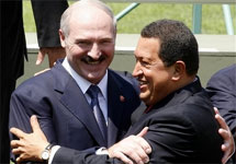 Александр Лукашенко и Уго Чавес. Фото АР