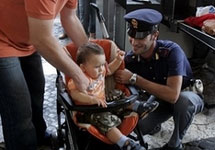 В Риме усилены меры безопасности. Полиция обыскивает детскую коляску. Фото АР