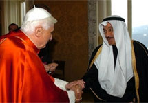 Папа римский и посол Кувейта в Ватикане Ахмад Абдулкарим Аль-Ибрахим. Фото L'Osservatore Romano