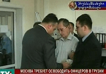 Задержание российских офицеров. Кадр RTVi
