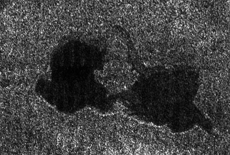 "Целующиеся" озера на спутнике Сатурна Титане. Фото NASA/JPL с сайта saturn.jpl.nasa.gov