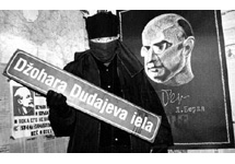 Нацбол держит в руках сорванную вывеску с названием улицы Дудаева в Риге. Фото с сайта www.photobiz.ru