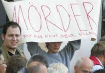 "Убийца". Плакат с антипутинской  акции в Дрездене. Фото с сайта YahooNews