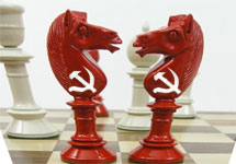 Красные шахматы. Изображение коней взято с сайта www.chessbaron.biz. Коллаж Граней.Ру