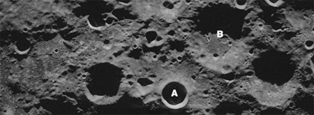 Это радарное изображение области возле южного полюса Луны, полученное в апреле 2005 года, оно охватывает участок приблизительно 250 на 100 км. Наблюдаемый здесь 19-километровый кратер Шеклтона - Shackleton crater (A) - ранее считался местом возможного скопления льда. Южный полюс Луны расположен слева от края Шеклтона. Ну а орбитальный разведчик Lunar Prospector orbiter в свое время направили прямиком в кратер Шумейкера - Shoemaker crater (B), диаметром 51 км. Собственно, имя Шумейкера этот кратер получил потому, что на борту сталкивающегося с Луной земного аппарата находилось 28 граммов праха американского астронома Юджина Шумейкера (Eugene Shoemaker), погибшего в 1997 году. Шумейкер вместе со своей женой открыл около 800 астероидов и 20 комет (в том числе и комету Шумейкера-Леви 9, обломки которой упали на Юпитер в 1994 году). Фото D. Campbell (Cornell), B. Campbell (Smithsonian) and L. Carter (Smithsonian) с сайта www.news.cornell.edu