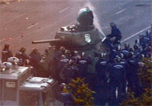 Будапешт. Полиция штурмует танк Т-34, захваченный демонстрантами. Фото АР