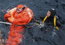 Спасение моряка с "Синегорья". Фото с сайта NEWSru.com