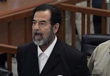 Саддам Хусейн слушает приговор. Фото АР