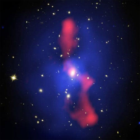 Скопление галактик MS0735.6+7421. Фото NASA/CXC/Univ. Waterloo/B.McNamara; Optical: NASA/ESA/STScI/Univ. Waterloo/B.McNamara; Radio: NRAO/Ohio Univ./L.Birzan et al.
