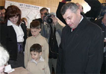 Эдуард Кокойты голосует на выборах и референдуме. Фото "Осетинского радио"