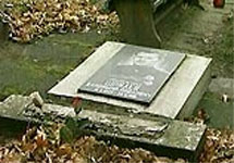 Оскверненная могила советского солдата на военном кладбище в Таллине. Фото с сайта komitet.rusunion.ru