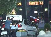 Турецкие полицейские у захваченного отеля. Фото AP