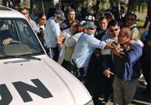 Сдерот. Полиция оттесняет протестующих от конвоя ООН. Фото с сайта YahooNews