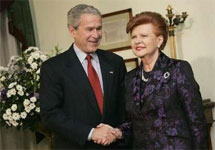 Джорж Буш и Вайра Вике-Фрейберга. Фото с сайта YahooNews