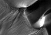 Овраги на склонах марсианских дюн. Фото NASA/JPL/U Arizona