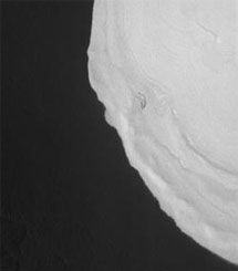 Еще один случай замерзшего "озера" из водяного льда был отмечен европейской орбитальной марсианской станцией "Марс - Экспресс" в 2005 году. Новые изображения MRO достаточно подробны для того, чтобы ясно продемонстрировать текстуру этого льда. Под фотографией - ссылка на снимок более высокого разрешения. Фото NASA/JPL/U Arizona с сайта New Scientist