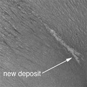 Новый овраг в кратере области Centauri Montes. Фото NASA/JPL-Caltech/Malin Space Science Systems с сайта www.jpl.nasa.gov. Под фотографией - ссылка на снимок с большим разрешением с данного сайта